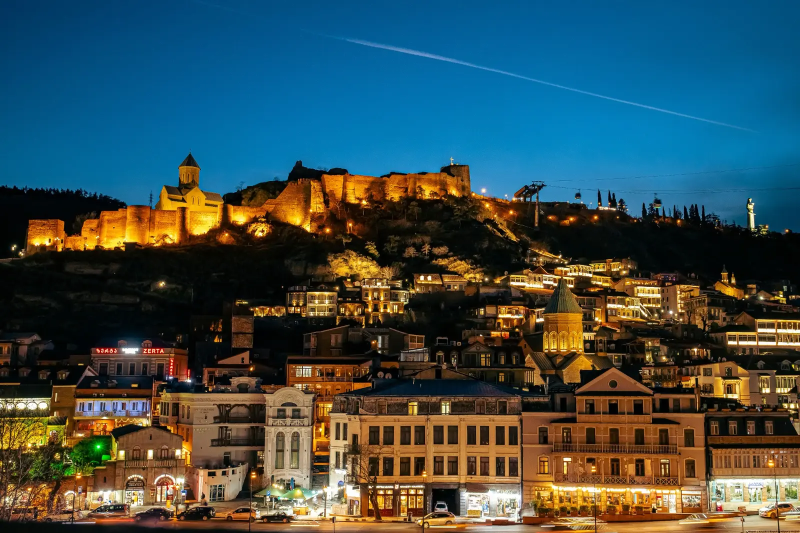 Tbilisi v noci pod pevností Narikala
